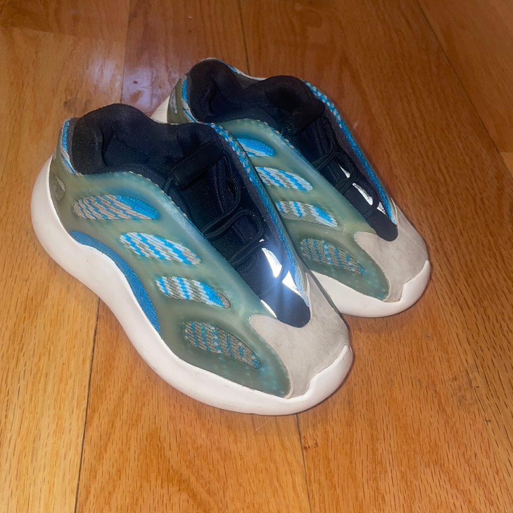 Toddler girl Yeezys size 6C